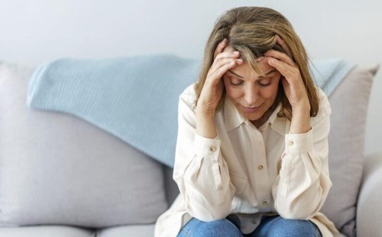 Menopauza i CBD: Co warto wiedzieć o nowoczesnych metodach łagodzenia objawów